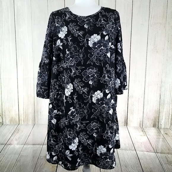 Isabel Maternity by Ingrid & Isabel Dresses & Skirts - Floral black and white flowy maternity dress